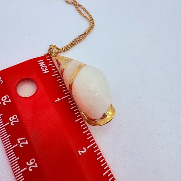Vintage Real Tulip Shell Pendant Necklace Painted Goldtone 24” Chain Beach - Picture 3 of 4